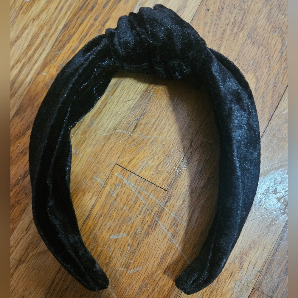 Black velour knotted headband from Victoria's Secret - Picture 3 of 7